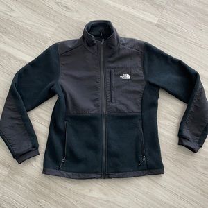 Women’s north face fleece. In really good condition. Size medium